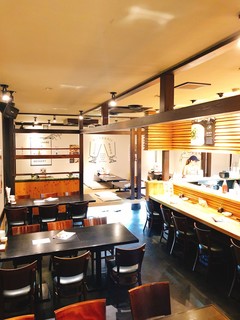 Hakata Bozu - 開放的なテーブル席