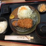 Tonkatsu Katsutei - キャーーー！！！飛騨豚 ヒレかつ定食！¥1880。
                        
                        ヒレかつで1番高額のヤツヽ(´o｀
                        
                        
                        