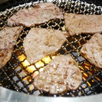 神田焼肉 俺の肉 - 2019/8/22  焼いてます。