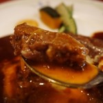 くいしんぼー山中 - ドーナツ状のハンバーグの中心には半熟玉子が！
      とろーんと、デミグラスソースと混ざって円やかに。。