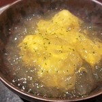 馳走 啐啄一十  - (01)塩水北紫雲丹(北海道小樽産)、羅臼昆布出汁のジュレ掛け
      雲丹の旨みを余さず味わい尽くします
      羅臼昆布の出汁は昆布出汁の中では輪郭のはっきりした味わい、良く冷えた出汁ジュレは暑気払いにピッタリ。