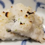 馳走 啐啄一十  - (02)鱧(愛媛県伊予灘産)の炭火焼き落とし
      鱧の産卵期は夏、旬は初夏と晩秋の2回
      丁寧に骨切り後、表面をパリッと炭火で焼いてありますが、中身はしっとりとした食感が残っており、複雑な味わいが楽しめます