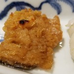 馳走 啐啄一十  - (03)鱧(愛媛県伊予灘産)の山椒煮
      普段は薄味で食べることの多い鱧を山椒、味醂、醤油で甘辛く味付けしてあります。濃いめ味わいの中に鱧ならではの旨みが顔を出します。
