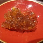 馳走 啐啄一十  - (05)渡り蟹のコンソメジュレ
      渡り蟹の殻を8時間煮て作ったコンソメジュレはたっぷりと蟹エキスが抽出され、濃厚な旨みとコクが口の中いっぱいに拡がります。