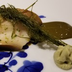 馳走 啐啄一十  - (07)煮黒鮑(三重県伊勢志摩産)、肝ソース、初摘みあおさ載せ
      黒鮑は90℃で6時間煮てあり、軟らかさと程好い弾力が楽しめます。
      あおさの香りが鼻腔に抜け、黒鮑の旨みに華を添えます。