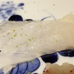 馳走 啐啄一十  - (09)虎魚(愛媛県産、36時間寝かせ)
      産卵期は初夏～夏、通年を通して美味しい。
      魚本来の味わいを寝かせることで旨みを引き出しています。
      昆布〆ではない虎魚のみの旨みに凄みを感じます♪