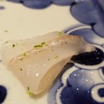 馳走 啐啄一十  - (11)白鱚(岡山県下津井産、4日寝かせ)
      産卵期は初夏～秋、旬は春～夏。
      寝かせることで少しモチッとした食感に。
      皮に独特の風味があり、薄皮を引いて皮下の旨みをダイレクトに味わいます。