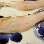 馳走 啐啄一十  - (12)赤鯥(静岡県駿河湾産、サスエ前田魚店、2日寝かせ)
      産卵期は初夏～初秋、旬は晩秋～晩冬
      皮付きの赤鯥を炙り、脂を活性化させてから登場
      たっぷり桜蝦を食べた赤鯥は脂のりと旨みの濃さが断トツ！