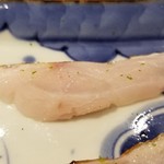 馳走 啐啄一十  - (13)赤鯥(山形県庄内産、5日寝かせ)(奥側)
      再び産地を変えて登場。
      日本海北部は旨みより脂のりの強さに特徴。
      火の通った皮下とレアな部分まで美味しさのグラデーションが楽しめる一品。