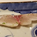 馳走 啐啄一十  - (15)真鯵(愛媛県来島海峡産、3日寝かせ)
      産卵期は春～夏、旬は秋～冬。
      来島海峡は殆んど根付き真鯵しかおらず、海老蟹を食べるので身の旨みが濃いのが特徴で更に寝かせにより旨みを引き出してあります。