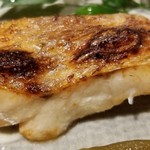 馳走 啐啄一十  - (18)炭火焼き赤鯥(山形県庄内産、5日寝かせ)
      通常、旬の脂のりは日本海>大平洋>東シナ海の順。
      皮目から芳ばしさが薫り、加熱により脂が活性化し芳醇な旨みがより強くなります。