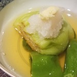 馳走 啐啄一十  - (20)炭火焼き白茄子、万願寺唐辛子の揚げ浸し、ヨモギの生麩、真昆布&いりこ、鰹節、鯖節、あご節の出汁のお椀
      お出汁の澄んだ味わいを楽しむために野菜のみの食材を使うのも良いですね。