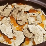 馳走 啐啄一十  - (22)夏トリュフご飯(プレーン)、毛蟹入り、イクラ掛け
      夏トリュフの軽やかな薫りが立ち昇り、新鮮なイクラがプチッとした食感とコクを加えます。