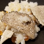 馳走 啐啄一十  - (22)夏トリュフご飯(プレーン)、毛蟹入り、イクラ掛け
      夏トリュフの軽やかな薫りが立ち昇り、新鮮なイクラがプチッとした食感とコクを加えます。