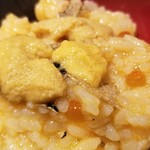 馳走 啐啄一十  - (22)夏トリュフご飯(卵入り)、毛蟹入り、北紫雲丹載せ、イクラ掛け
      最後に卵の黄身を混ぜ合わせ、さらに濃厚な味わいに。
      更に塩水北紫雲丹のコクが加わって美味しい♪ヽ(´▽｀)/