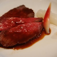 くいしんぼー山中 - 順番が前後しますが、一品目。
                    ランジリ(サーロインのモモに近い部分)のローストビーフ♪