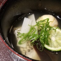 馳走 啐啄一十  - (08)炭火焼き目一鯛、車海老の真薯、木耳、利尻昆布と鮪節の出汁のお椀
                    炭火焼き目一鯛は、皮目が芳ばしくあっさりとした旨み
                    車海老の真薯は甘みが拡がり、利子昆布と鮪節のお出汁は控えめだが存在感ある