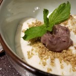 馳走 啐啄一十  - (23)白胡麻プリン、小豆餡載せ
      モチモチぶるぶるな食感と控えめな甘さ。
      な口溶け。
      こし餡も溶ける様な円やかさ。
      白胡麻の香りが宴の終演を彩ります。