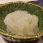 馳走 啐啄一十  - (14)槍烏賊(山口県萩産、5日寝かせ)
      産卵期は初春～夏、旬は秋～冬、寿命は1年
      剣先烏賊より胴が細く身の甘みは穏やか
      烏賊類は寝かせで旨みがより深くなるのですが、技術力で極上に仕上げてあります♪