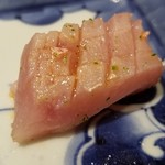 馳走 啐啄一十  - (16)金目鯛(静岡県天竜川沖産、10日熟成)
      産卵期は夏、旬は秋～晩冬。
      金目鯛は産卵期の禁漁期間を明けたばかりで、脂のりまだ回復していませんが包丁を細かく入れ旨みを感じ易くしてあります。