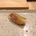 Sushi Gaku - 鯛の昆布〆。魚は寝かすと美味いのだなあ、と思う。