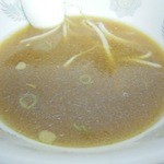 Chuukasoba Minoya - 煮干しの利いたスープ（閉店際のせいか、澄んだ感じではなかった）