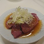 ツラとキモ 炭火焼肉 いわしげ - 牛レバ刺し(低温調理)    580円