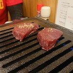 ツラとキモ 炭火焼肉 いわしげ - レバーの厚みがすごい！(調理中)