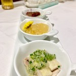 桂花苑 - 蒸し鶏葱生姜ソース、クラゲ酢、チャーシュー