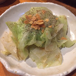 焼鳥 酉たけ - これは初めてかも　茹でキャベツのにんにくチップ添え　自宅でもできそう