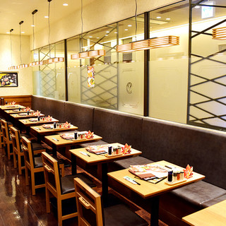 広いお席で団体様もご利用いただけます。