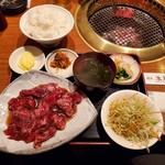 Shuen - 焼肉定食、肉・ご飯大盛り、旨そうでボリューミーです(*￣ρ￣)