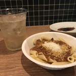 旬菜バール リカリカーレ - ハイボールとペンネボロネーゼ