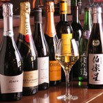 チャコールバル ジュ - シャンパーニュ、ワイン、日本酒、ビール。他にも各種取り揃えております。