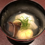 馳走 啐啄一十  - ○愛媛の虎魚水晶煮と島原の車海老真薯の椀物 お出汁は礼文利尻昆布5年寝かせ
      →華やかな利尻昆布のお出汁は椀物にはぴったりかと。
      