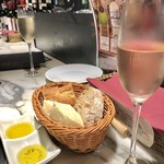 ル バー ラヴァン サンカンドゥ アザブ トウキョウ - 料理写真:突き出しのパン