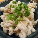 Kyuushuu Hakata Umakamon - 鶏皮ポン酢 ￥280！ サラダにのせてもうましっ！