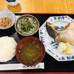 さかな屋 撰鮮 - 本日のお任せ定食 ブリカマ塩焼き980円ご飯が分かりにくいですが、凄い盛り方で、どこから箸を入れようかと迷い、崩れてこぼれてしまうほどでした。