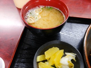 かつ廣 - 味噌汁、漬物。