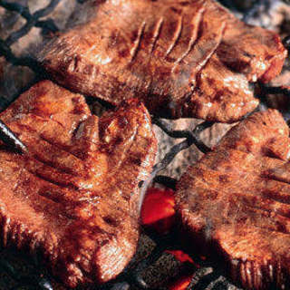 Please enjoy Toshihisa's special beef tongue, which is grilled all at once over high heat.