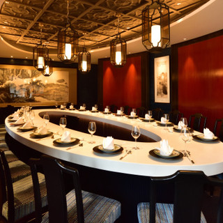 最大22名様が会食できる貴賓室。書画家「張大千」の絵が飾られた落ち着いた空間です