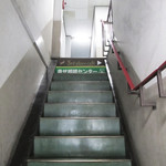 サードプレイスカフェ - 雑居ビルの急な階段。