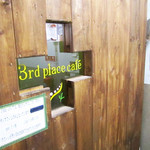 サードプレイスカフェ - 大きなドア。