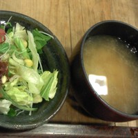 東鮨 新店 - 蜆の味噌汁とサラダ
