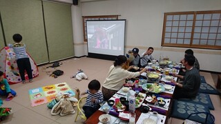 Kumasotei - 子連れでも安心。防音対応座敷。お部屋の半分をプレイルームとしてご利用できます。プロジェクター・スクリーンでキッズ映画など流せます。