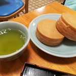 蜂楽饅頭 - お茶と、蜂楽饅頭100円×2個