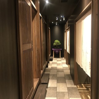 這家商店看起來像一家餐廳。氣氛別緻的烤肉店。