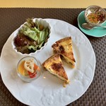 プロヴァンスの日曜日 - スープとお気軽ランチ(\1,400)　天然ポルチーニと４種のチーズキッシュ、蜂蜜、サラダ付