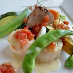 プロヴァンスの日曜日 - シェフおすすめランチコース(\1,850)　ホタテ貝と鮮魚のポワレ盛り合せ(+\350)　カツオのスモークとホタテ