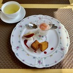 プロヴァンスの日曜日 - シェフおすすめランチコース(\1,850)　パティシエ特製、季節のデザート、ハーブティー（摘み立てミント）